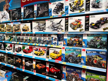 Lviv, Ukrayna - 16 Şubat 2025: Rafta çeşitli tema ve modellerin yer aldığı oyuncak inşaat malzemeleri koleksiyonu.