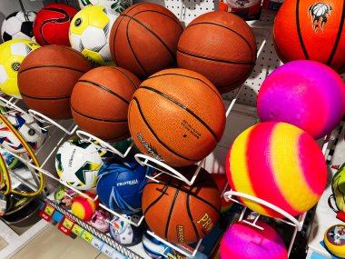 Lviv, Ukrayna - 16 Şubat 2025: Bir perakende mağazasında raflarda çeşitli renkli spor topları düzenlendi