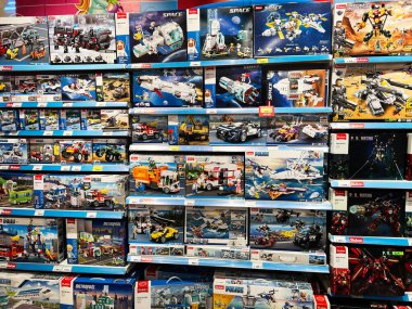 Lviv, Ukrayna - 16 Şubat 2025: Bir perakende mağazasının vitrininde çeşitli oyuncak modelleri ve setler yapmak