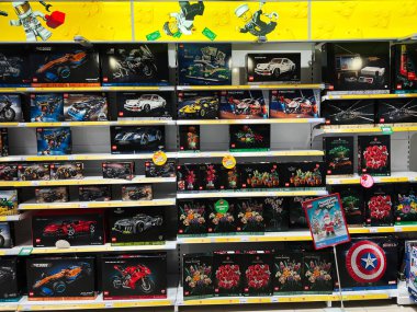 Lviv, Ukrayna - 16 Şubat 2025: Çeşitli LEGO araç, çiçek ve popüler temaların raflarda sergilenmesi