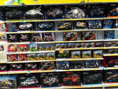 Lviv, Ukrayna - 16 Şubat 2025: LEGO ürünleri ve inşa setleriyle dolu parlak ışıklı mağaza koridoru