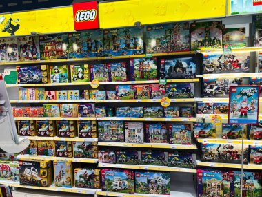 Lviv, Ukrayna - 16 Şubat 2025: LEGO ürünlerinin dolu rafları çocuklar için bir dizi yapı kiti sergiliyor.
