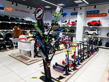 Lviv, Ukrayna - 16 Şubat 2025: Scooterların, oyuncakların ve bisikletlerin yer aldığı bir çocuk mağazasında düzenlenmiş bir sergi