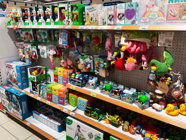 Lviv, Ukrayna - 16 Şubat 2025: Çeşitli oyuncaklar ve eğitim malzemeleri düzgünce düzenlendi ve perakende rafında sergilendi