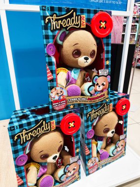 Lviv, Ukrayna - 16 Şubat 2025: Bir perakende mağazasında sergilenen dekoratif kutulardaki pelüş oyuncak