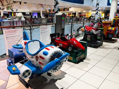 Lviv, Ukrayna - 16 Şubat 2025: Bir alışveriş merkezinde renkli tasarımlar ve eğlenceli temaların yer aldığı çocuklar için madeni para işleri.