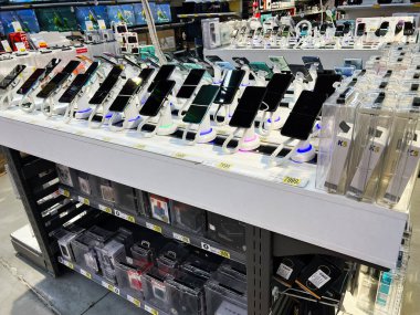 Lviv, Ukrayna - 16 Şubat 2025: Bir teknoloji mağazasında zengin akıllı telefon ve aksesuar seçimi