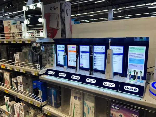 Lviv, Ukrayna - 16 Şubat 2025: Bir perakende mağazasında markalı ve bilgilendirici vitrinli elektrikli diş fırçası seçimi