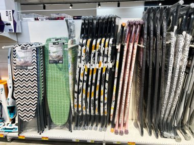 Lviv, Ukrayna - 16 Şubat 2025: Raflarda düzenlenmiş, desenler ve tasarımlarda çeşitlilik gösteren bir ütü tahtaları koleksiyonu.