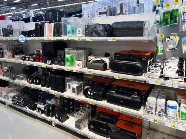 Lviv, Ukrayna - 16 Şubat 2025: Bir perakende mağazasının raflarına düzenli olarak çeşitli hoparlörler ve elektronik cihazlar yerleştirildi