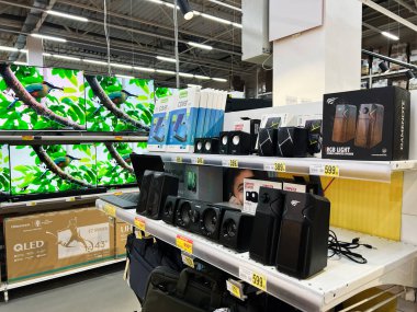 Lviv, Ukrayna - 16 Şubat 2025: Hoparlörleri ve modern televizyonları olan bir perakende mağazasında elektronik cihazlar sergilendi.