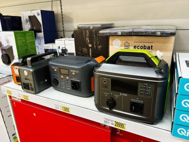 Lviv, Ukrayna - 16 Şubat 2025: Pil bazlı çeşitli taşınabilir güç istasyonları, bir nalbur mağazasında sergilendi