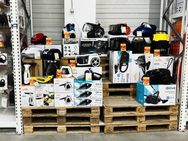 Lviv, Ukrayna - 16 Şubat 2025: Mağaza ortamında promosyon tabelalı çoklu markalı elektrik süpürgesi gösterimi.