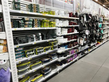 Lviv, Ukrayna - 16 Şubat 2025: Bir mağaza koridorunda fırın tepsileri, fırın tabakları ve yemek takımları görüntüleme.