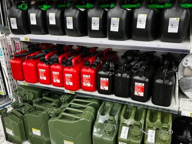 Lviv, Ukrayna - 16 Şubat 2025: Bir mağazada raflara yerleştirilmiş plastik ve metal yakıt kapları