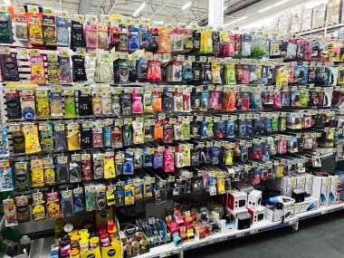 Lviv, Ukrayna - 16 Şubat 2025: Perakende mağazasındaki raflarda düzenli olarak düzenlenmiş çeşitli araba parfümleri