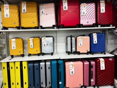 Lviv, Ukrayna - 16 Şubat 2025: Değişen boyut ve renklerde perakende raflarında sergilenen çeşitli bavullar.