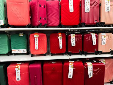 Lviv, Ukrayna - 16 Şubat 2025: Bir perakende mağazasında raflara dizilmiş canlı bavullar.