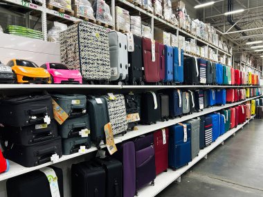 Lviv, Ukrayna - 16 Şubat 2025: Perakende mağaza deposunda raflarda düzenlenmiş renkli bavullar