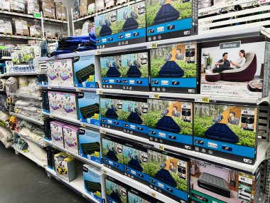 Lviv, Ukrayna - 16 Şubat 2025: Bir perakende mağazası koridorunda sergilenen paketlenmiş şişirilebilir yatak ve şezlonglar.