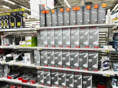 Lviv, Ukrayna - 16 Şubat 2025: Depo ortamında paketlenmiş LED ışıklandırma ürünlerini gösteren perakende raf