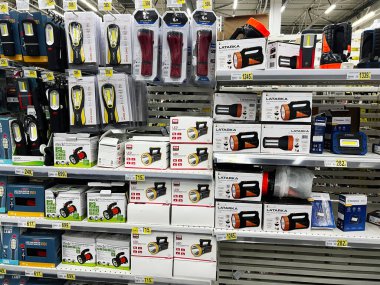 Lviv, Ukrayna - 16 Şubat 2025: Çeşitli el fenerleri ve el fenerleri sergilenen perakende rafı