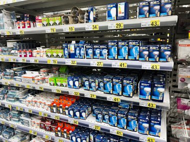 Lviv, Ukrayna - 16 Şubat 2025: İlgili fiyat etiketleriyle birlikte bir mağazada raflara yerleştirilmiş ampul ürünleri