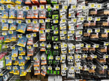 Lviv, Ukrayna - 16 Şubat 2025: Organize pil paketleme rafları farklı boyutlarda, marka ve ürünler sergiliyor