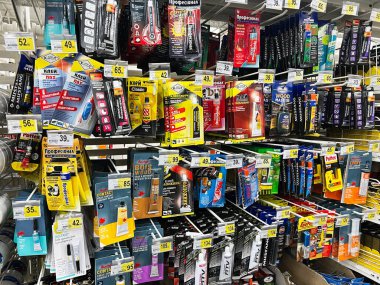 Lviv, Ukrayna - 16 Şubat 2025: Çok yönlülük ve çeşitlilik içeren perakende raflarda sergilenen çeşitli yapıştırıcı ürünler