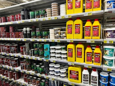 Lviv, Ukrayna - 16 Şubat 2025: Raflarda sergilenen boya, el koymalar ve kaplamalar gibi ürünlerin yer aldığı mağaza koridoru.