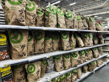 Lviv, Ukrayna - 16 Şubat 2025: Bir süpermarket ortamında metal raflarda kömür torbalarının sergilenmesi