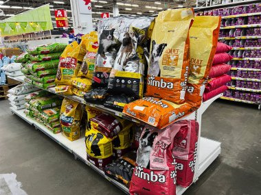 Lviv, Ukrayna - 16 Şubat 2025: Bir süpermarket ortamında raflarda düzenli olarak çeşitli köpek maması markaları.