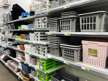 Lviv, Ukrayna - 16 Şubat 2025: Bir mağazanın organizasyon bölümünde çeşitli plastik depolarla dolu raflar