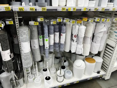 Lviv, Ukrayna - 16 Şubat 2025: Tuvalet fırçaları ve paspaslar da dahil olmak üzere çeşitli banyo malzemeleri raflarda düzenlendi