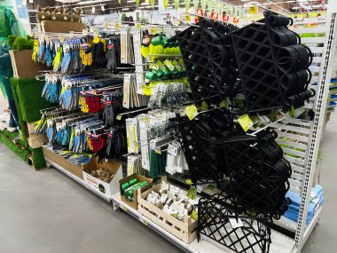 Lviv, Ukrayna - 16 Şubat 2025: Bir mağazadaki raflarda çeşitli bahçe ekipmanları ve aksesuarlar düzenlendi.