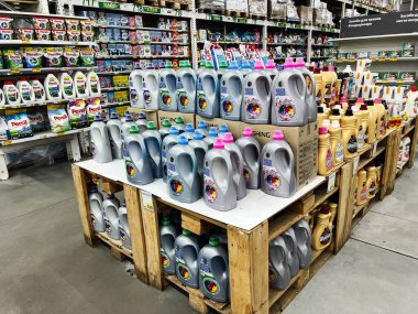 Lviv, Ukrayna - 16 Şubat 2025: Modern bir mağaza içinde raflarda çeşitli çamaşır deterjanı ürünleri sergileniyor