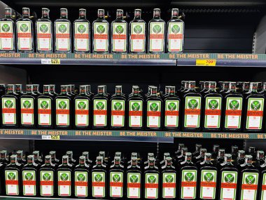 Lviv, Ukrayna - 16 Şubat 2025: Likör Jagermeister şişeleri iyi aydınlatılmış bir perakende ortamda raflarda düzgün bir şekilde düzenlenir