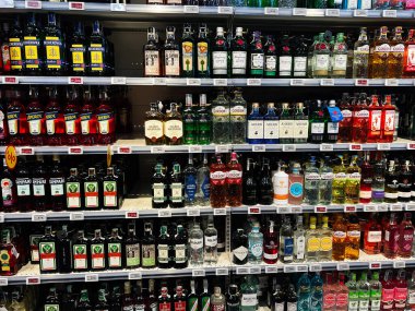 Lviv, Ukrayna - 16 Şubat 2025: Bir perakende mağazasında sıralı renkli içki şişeleri seçimi