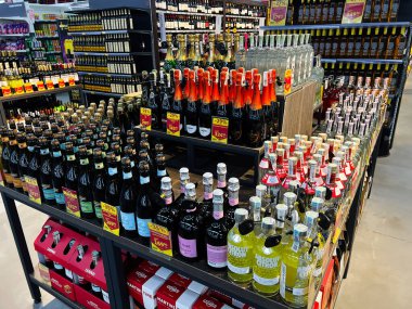 Lviv, Ukrayna - 16 Şubat 2025: Müşteri incelemesi için düzenli olarak bir mağazada birçok alkollü içki markası düzenlendi