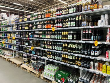 Lviv, Ukrayna - 16 Şubat 2025: Raflarda düzgünce düzenlenmiş çeşitli içecek şişelerinin sergilendiği market koridoru.
