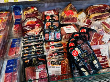 Lviv, Ukrayna - 16 Şubat 2025: Dondurulmuş bir markette sunulan çeşitli et ve jambon paketleri