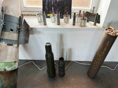 Velykyi Khodachkiv, Ukrayna - 18 Şubat 2025: Patlayıcılar ve ev yapımı cihazlar askeri teçhizatla bir rafta sergileniyor.