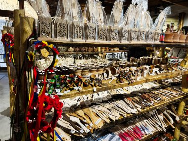 Velykyi Khodachkiv, Ukrayna - 18 Şubat 2025: Ahşap raflarda çeşitli el yapımı ahşap ve dekoratif eşyalar sergilenmektedir.