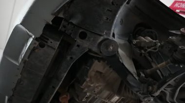 Servis merkezinde araba kaldırma bir arabayı kaldırır. Otomotiv, onarım ve ulaşım endüstrisi videoları için mükemmel.