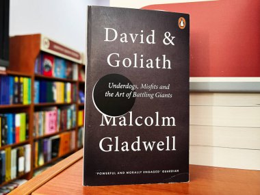Lviv, Ukrayna - 20 Şubat 2025: Malcolm Gladwell 'den David ve Goliath. Arka planda kitap rafları olan bir kitap kapağının odaklanmış görüntüsü.