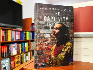 Lviv, Ukrayna - 20 Şubat 2025: Valeriya Nava Subotina 'nın Tutsaklığı. Saçları kazınmış ve kırmızı boncuklu bir kadını gösteren bir kitap kapağı.