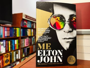Lviv, Ukrayna - 20 Şubat 2025 Elton John, Ben. Canlı bir kitapçıda sergilenen çok satan bir biyografinin ilgi çekici bir kapağı.