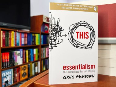 Lviv, Ukrayna - 20 Şubat 2025: Greg McKeown 'ın bir kütüphanede yazdığı Essentialism kitabının yakınlaştırılması, basitlik ve öncelikler üzerine odaklandı.