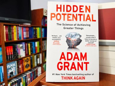 Lviv, Ukrayna - 20 Şubat 2025: Bir kitaplıkta Adam Grant 'in Gizli Potansiyeli adlı kitabının kapağı.