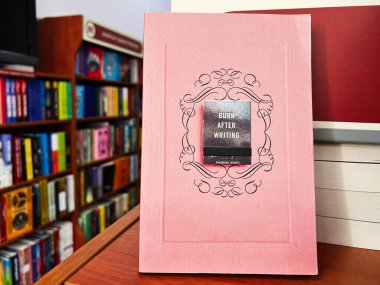 Lviv, Ukrayna - 20 Şubat 2025: Sharon Jones tarafından yazıldıktan sonra yak. Ahşap bir yüzeye yerleştirilmiş pembe bir kitap.